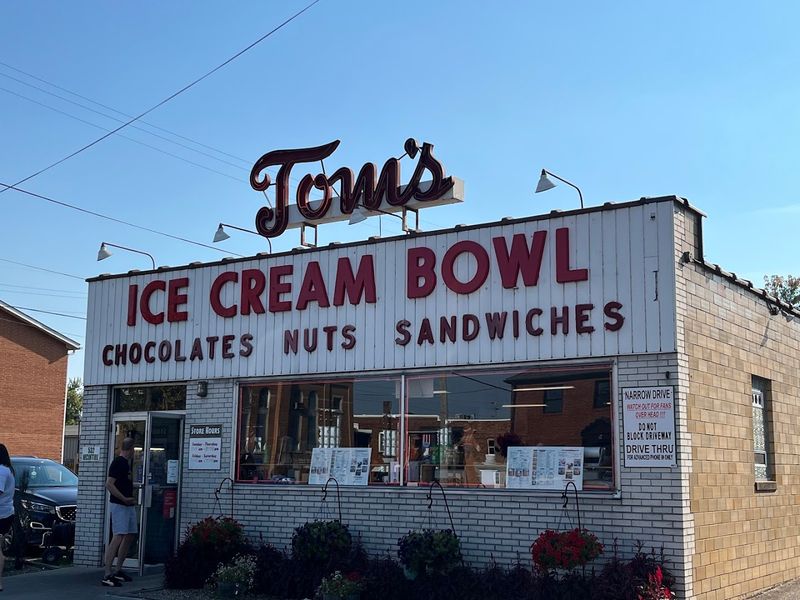 Hand-Dipped Ice Cream That Keeps People Driving for Miles