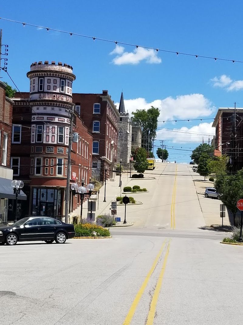 Historic Downtown Alton Architecture and Shopping