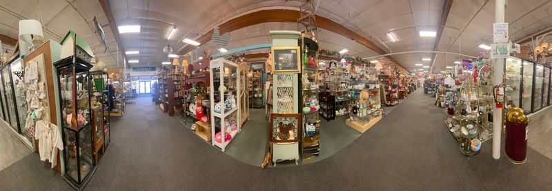 Hundreds of Independent Vendors Under One Roof