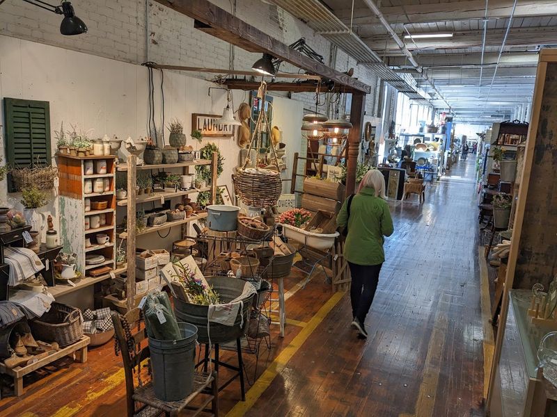 Hundreds of Vendor Booths Packed with Unique Finds Hundreds of Vendor Booths Packed with Unique Finds
