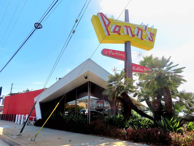Iconic Googie Architecture That Stops You in Your Tracks Iconic Googie Architecture That Stops You in Your Tracks