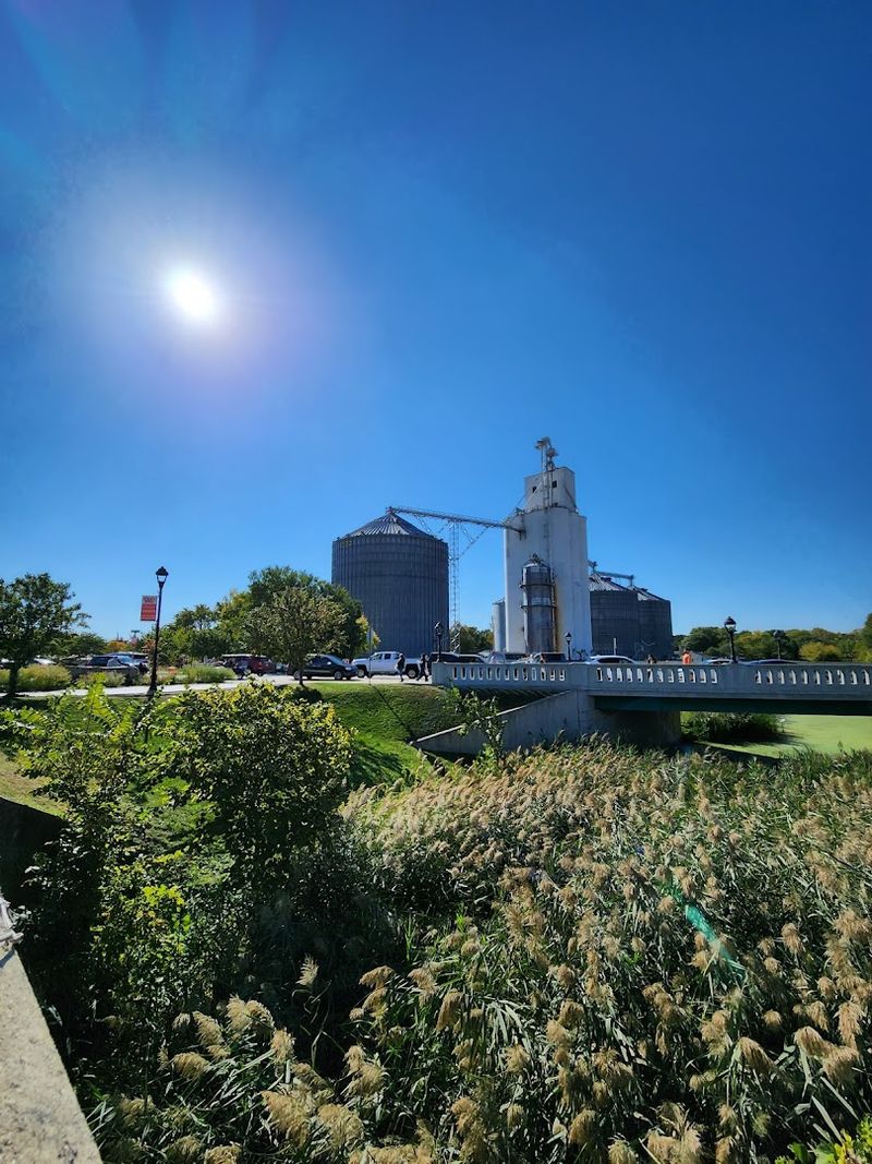 Illinois Waterway Visitor Center