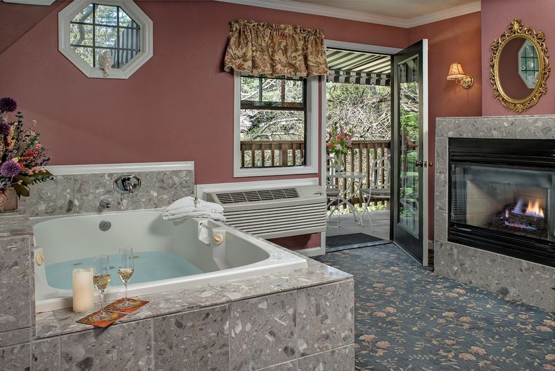In-Room Whirlpool Tubs for the Ultimate Romantic Soak In-Room Whirlpool Tubs for the Ultimate Romantic Soak
