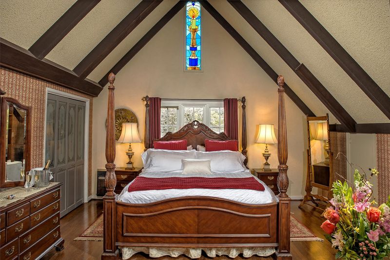 Individually Decorated Rooms With Antique Charm Individually Decorated Rooms With Antique Charm