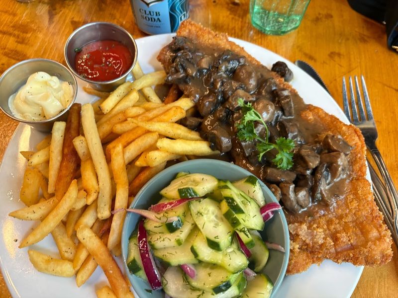 Jaeger Schnitzel - A Mushroom-Sauced Masterpiece on Every Plate