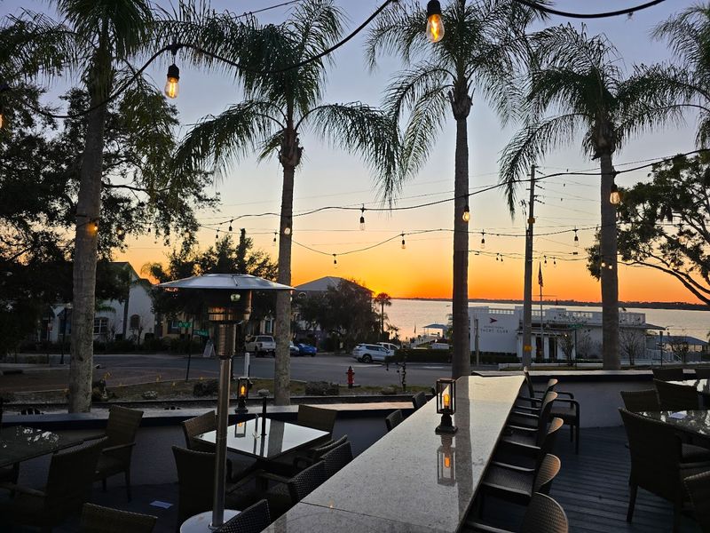 Lakeside Dining with Views That Steal the Show