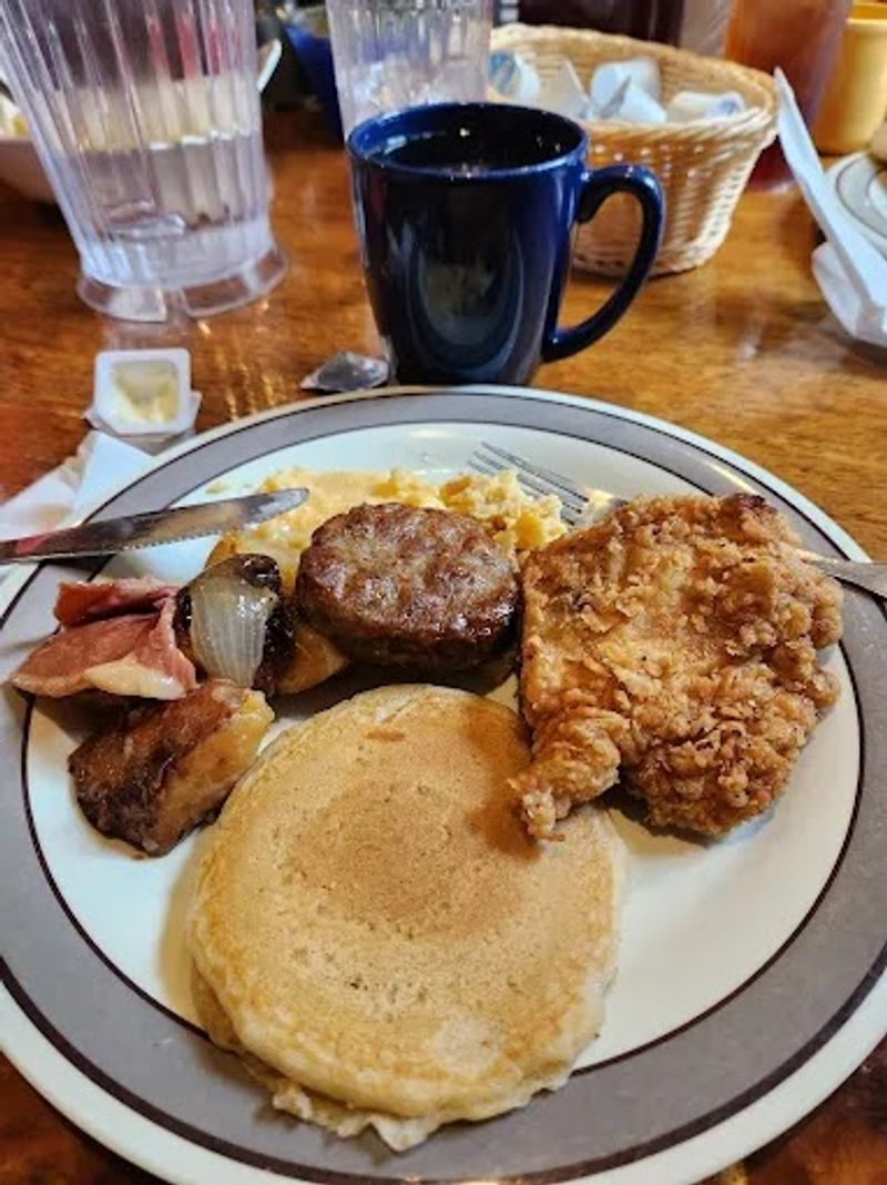 Late-Night Southern Comfort for Night Owls and Early Risers Alike Late-Night Southern Comfort for Night Owls and Early Risers Alike