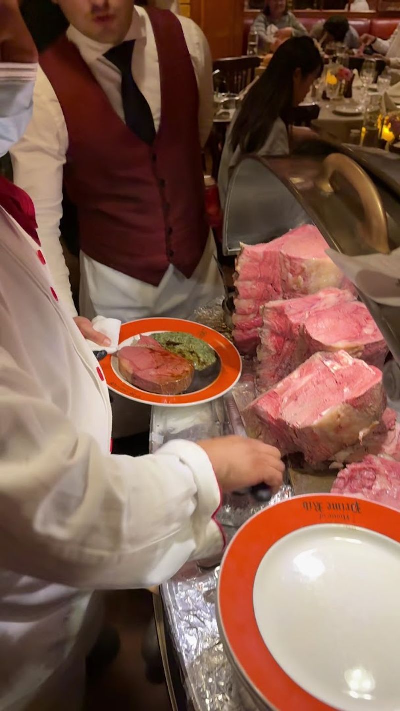 Legendary Tableside Service That Feels Like a Show