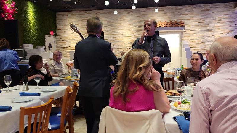 Live Greek Music That Brings the Whole Room to Life