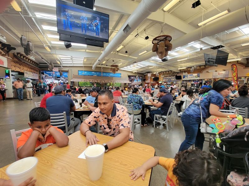 Live Music That Turns Shopping Into a Full Weekend Experience