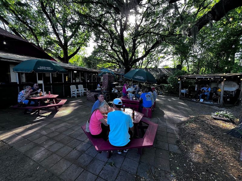Live Music and Outdoor Seating for a Full Experience