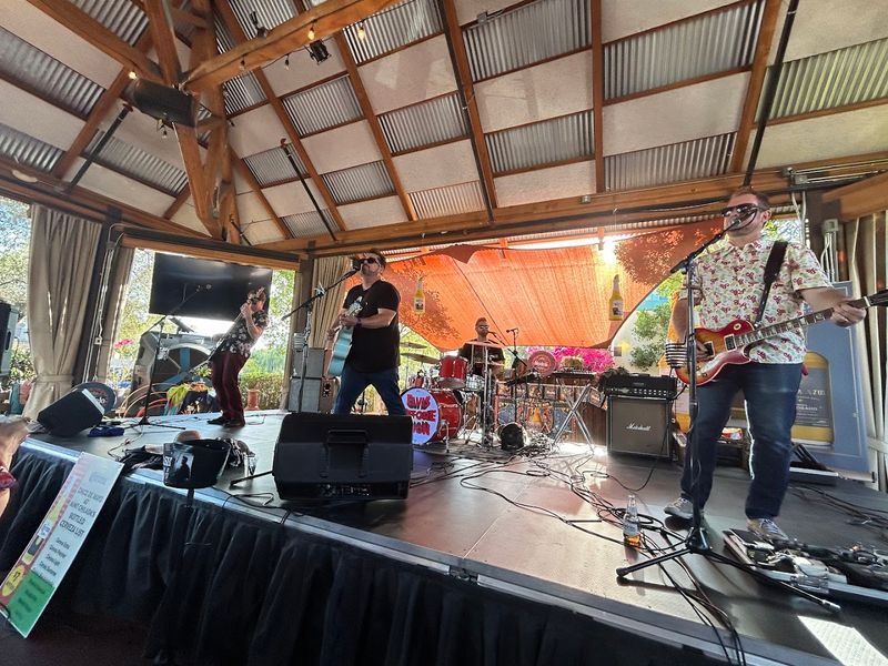 Live Music and a Lively Outdoor Bar