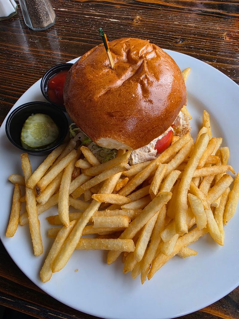 Lobster Roll That Keeps Regulars Coming Back Lobster Roll That Keeps Regulars Coming Back