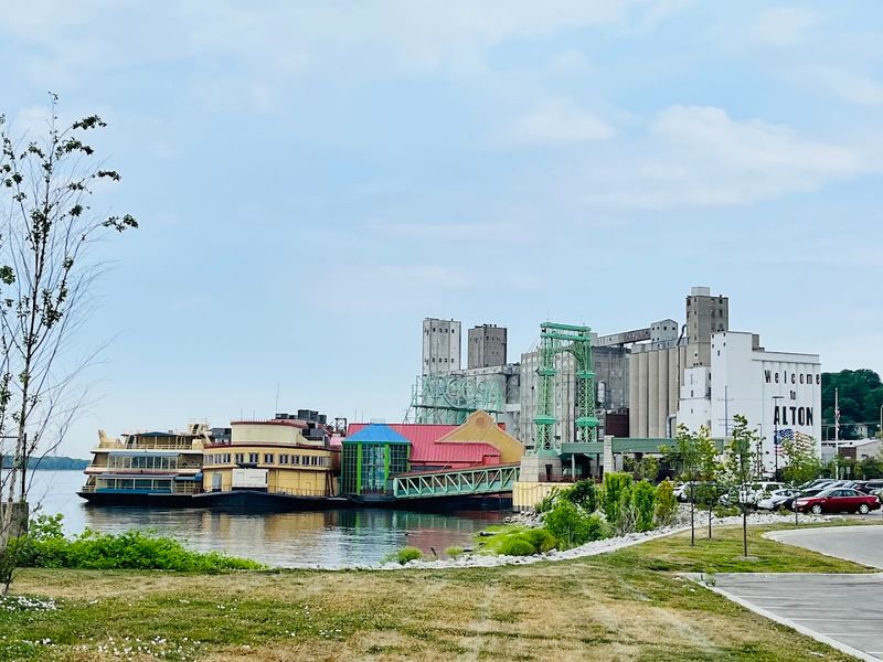 Local Food Scene and Riverfront Dining