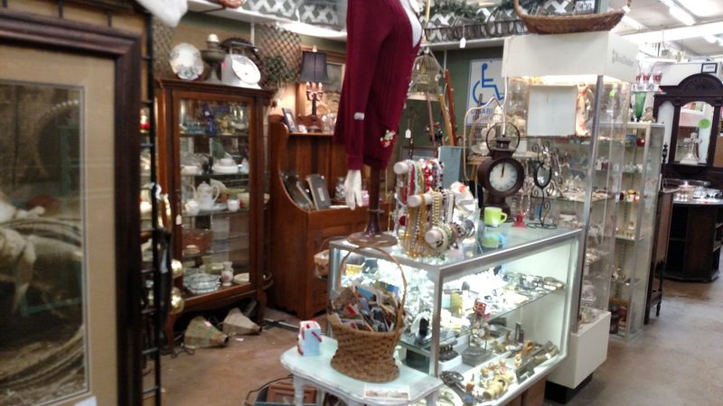 LoneStar Antiques - Haltom City, Texas