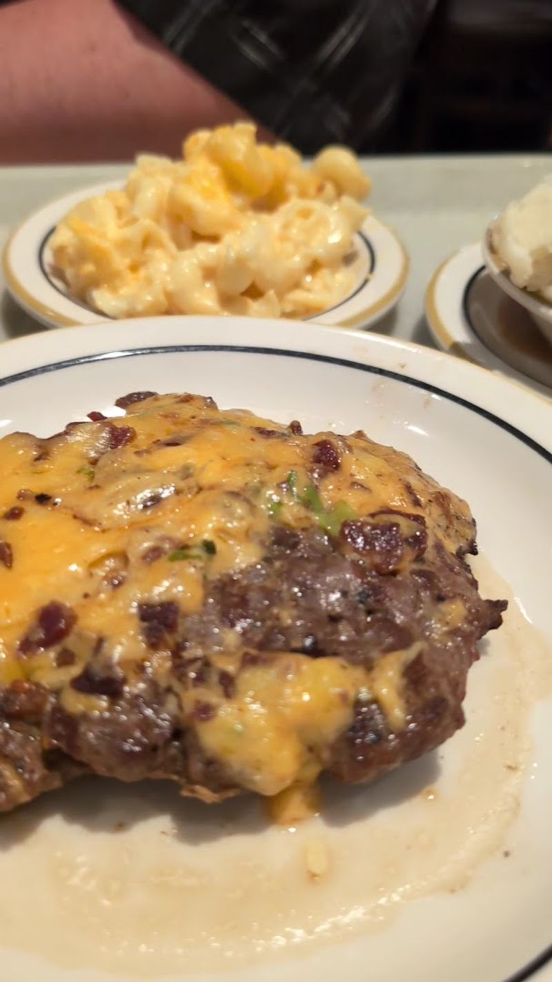 Macaroni and Cheese That Earns Its Place on the Tray