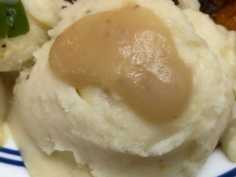 Mashed potatoes with gravy