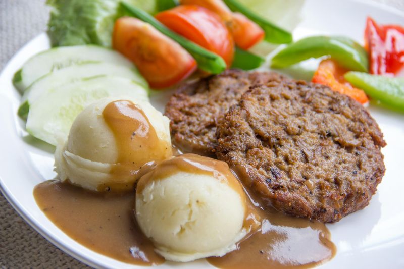 Mashed potatoes with gravy
