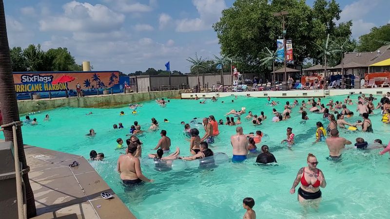 Massive Wave Pool Action Every 10 Minutes