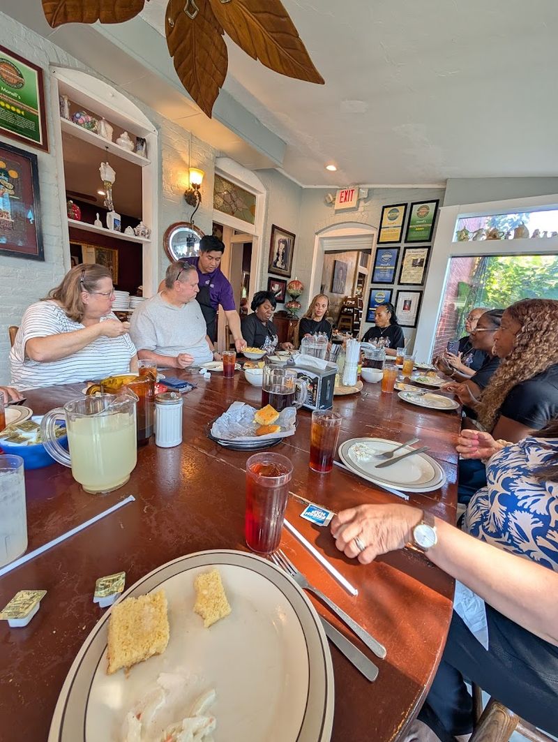 Meeting People From All Over the World Over One Shared Meal Meeting People From All Over the World Over One Shared Meal