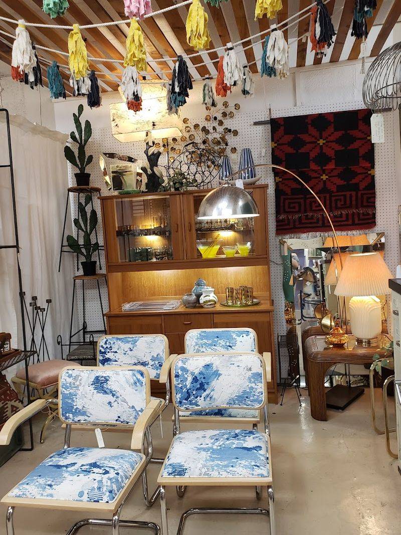 Mid-Century Modern and Kitschy Decor Booths Mid-Century Modern and Kitschy Decor Booths