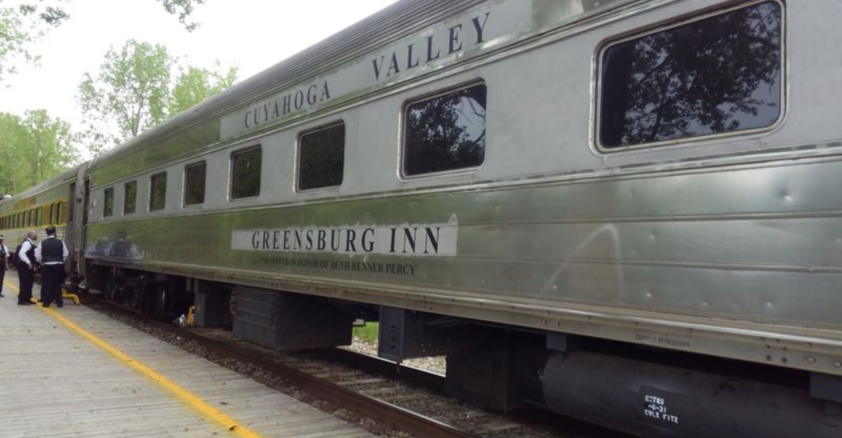 Most people have no idea this gorgeous magical train ride is hiding in Ohio