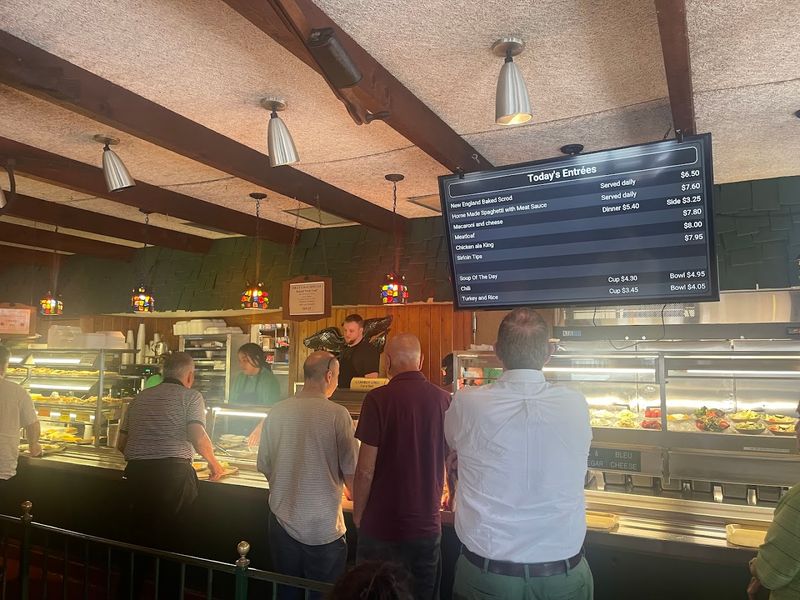 Old-School Cafeteria Style That's Actually Fun Old-School Cafeteria Style That's Actually Fun