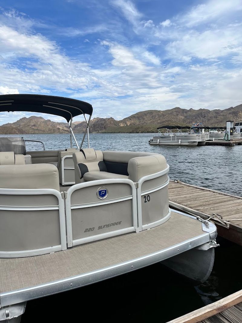 Pontoon Boat Rentals for a Full Day on the Water