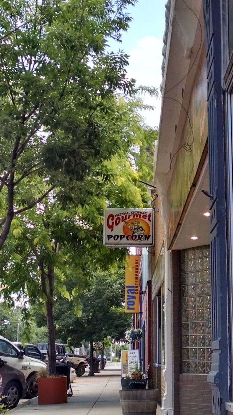 Pottery, Glass, and Art Collectibles
