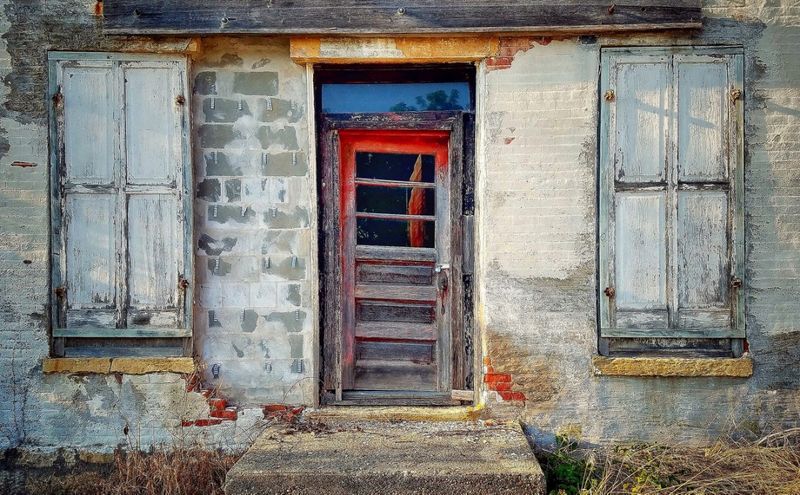 Raven's Grin Inn: The Haunt You Never Saw Coming
