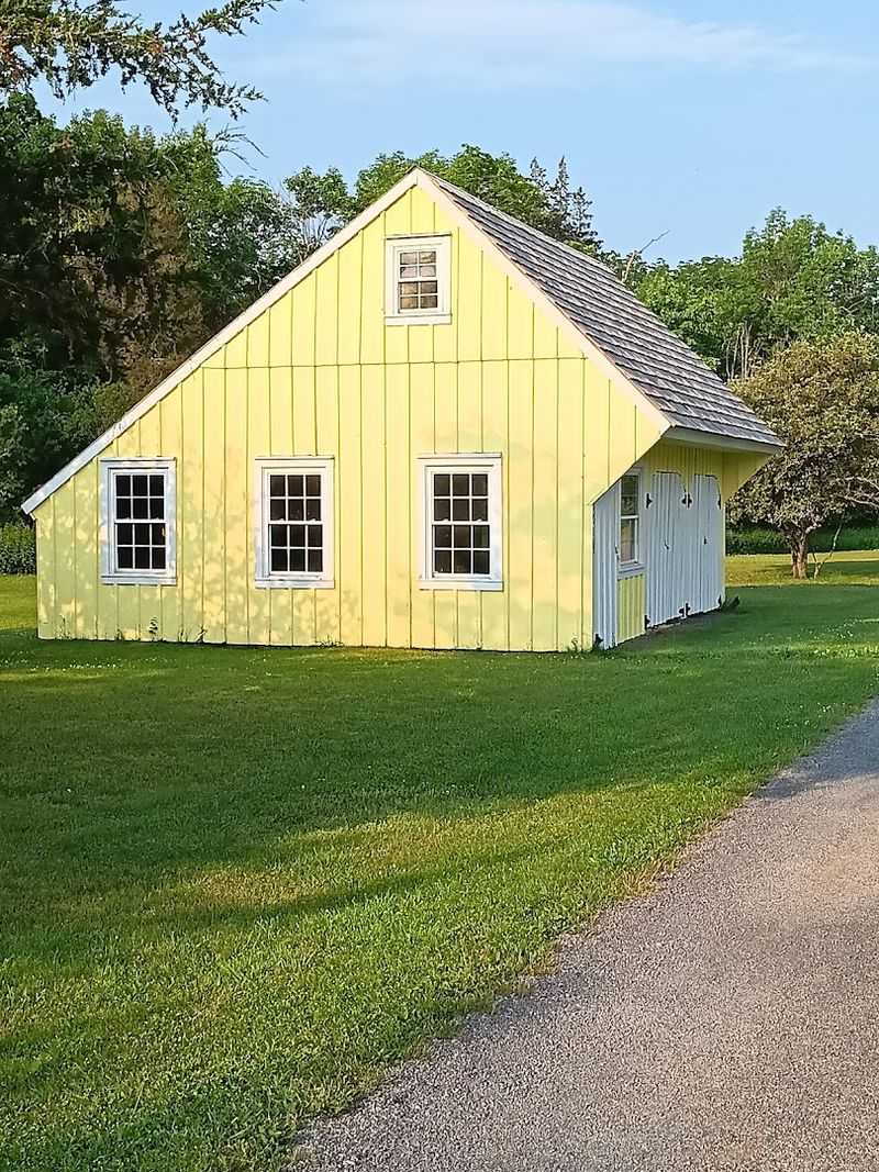 Rentable Cottages and an Artist's Studio on the Grounds