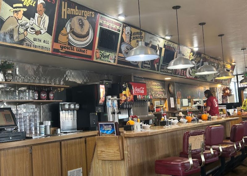 Retro Diner Atmosphere That Adds to the Experience