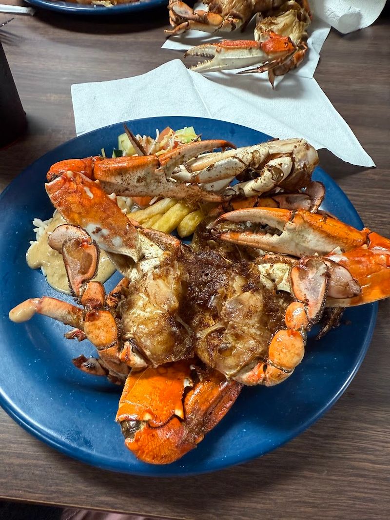 Saturday Night Seafood That Draws Crowds From Hours Away