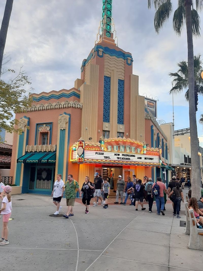 Sci-Fi Dine-In Theater Restaurant