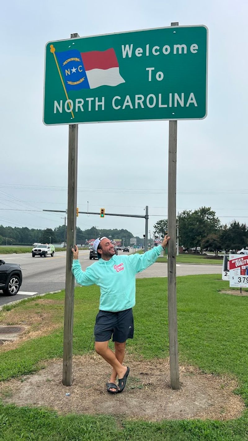 Snapping the Classic State Line Photo