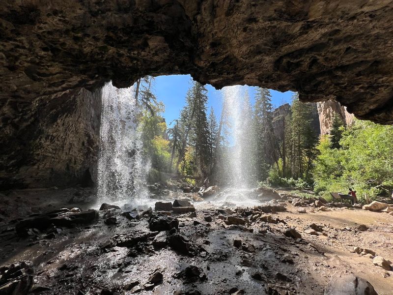 Spouting Rock Waterfall: The Show-Stopper Spouting Rock Waterfall: The Show-Stopper