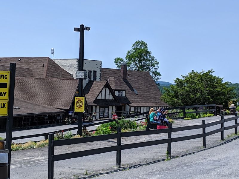 Staying at the Howe Caverns Motel
