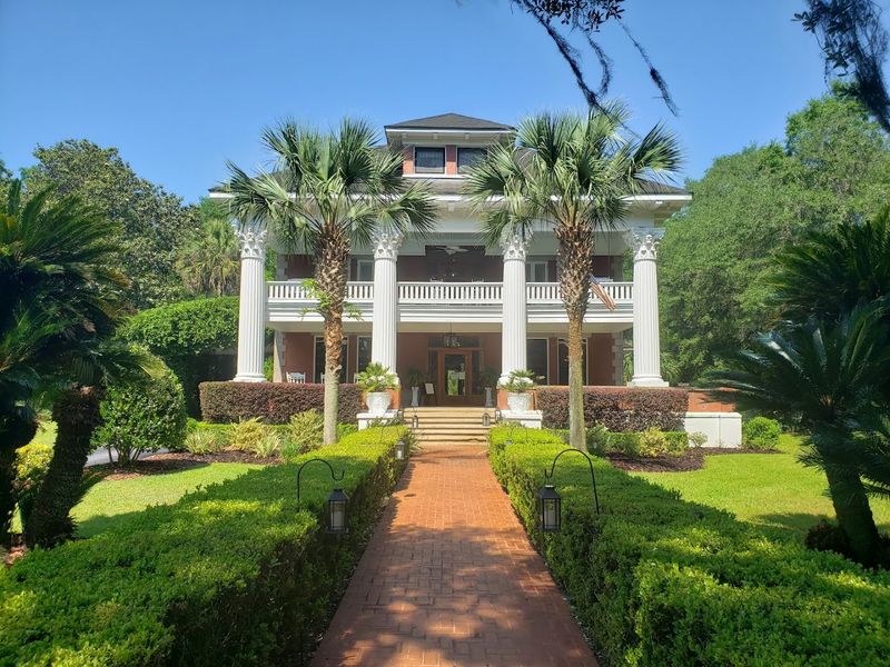 Sweetwater Branch Inn and Bed and Breakfast Charm