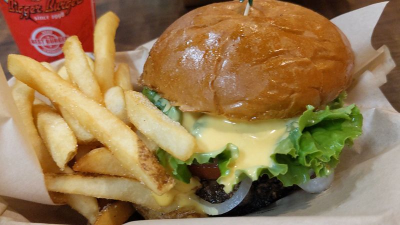 Teddy's Bigger Burgers - Honolulu, Hawaii