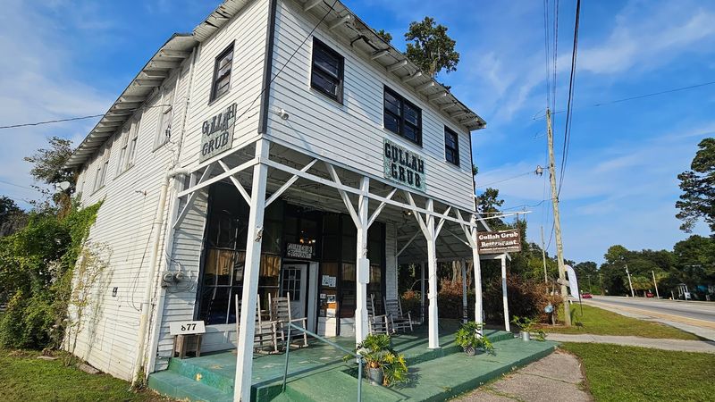 The Charming Porch-Front Building and Atmosphere