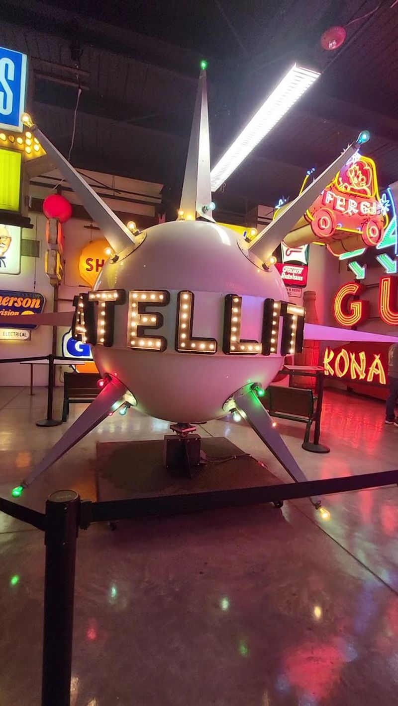 The Giant Spinning 76 Sign The Giant Spinning 76 Sign