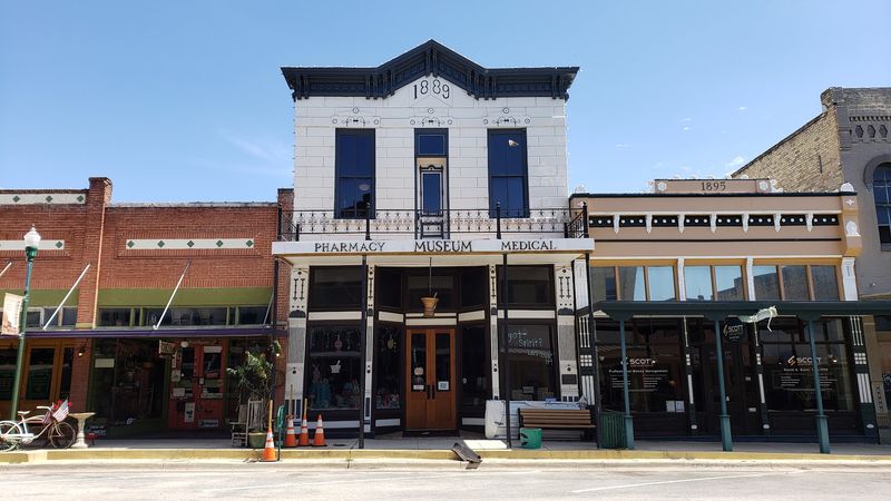 The Historic Downtown Square That Stops You in Your Tracks