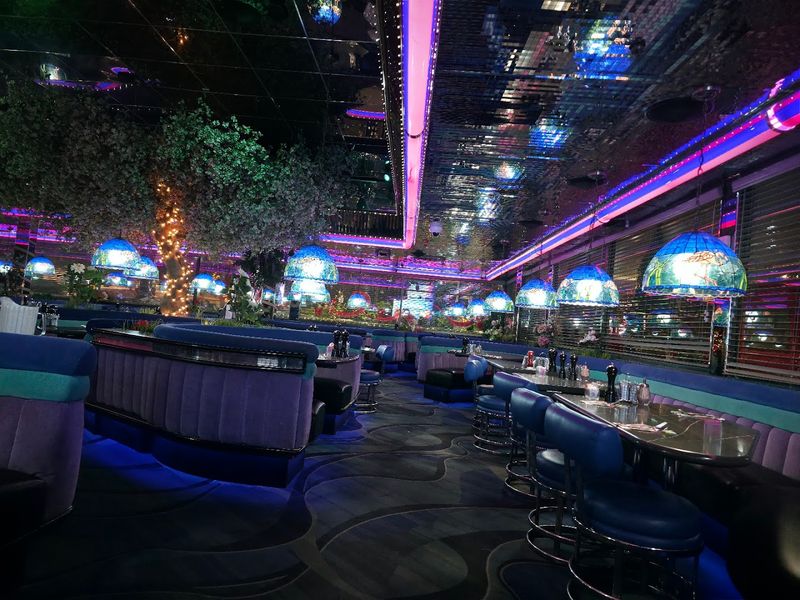 The Iconic Retro Atmosphere That Sets the Mood The Iconic Retro Atmosphere That Sets the Mood