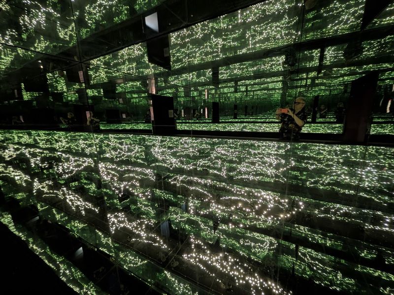 The Infinity Room That Feels Like Floating in Space