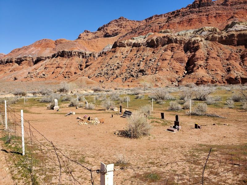 The Old Lee's Ferry Cemetery
