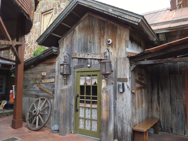 The Rustic Atmosphere That Sets the Mood The Rustic Atmosphere That Sets the Mood