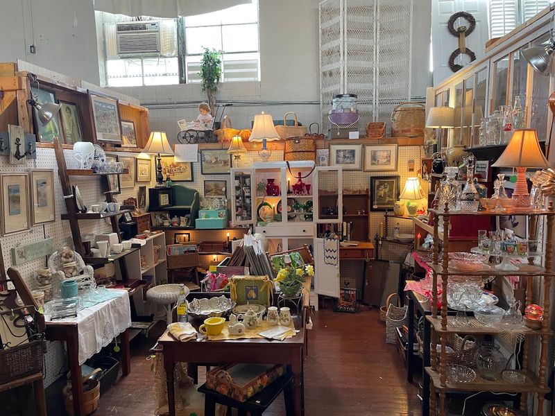 Themed Booth Displays That Feel Like Mini Room Setups