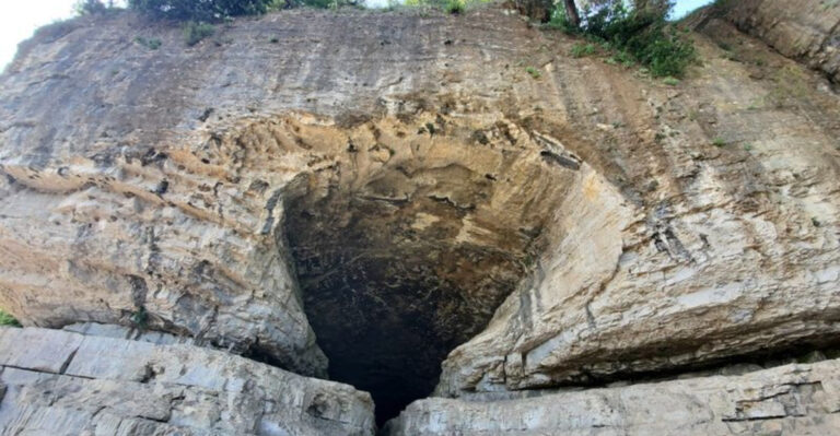 This Illinois State Park Hides Dramatic River Views And A Cave That Feels Straight Out Of A Legend