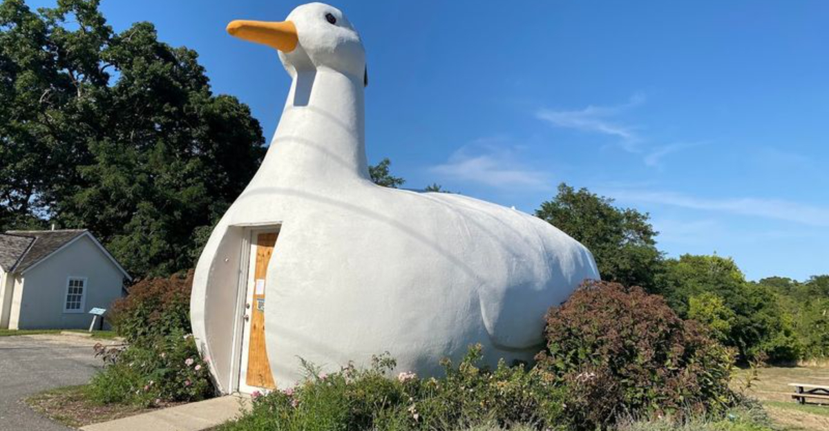 This giant duck shaped building in New York has been delighting visitors since the 1930s