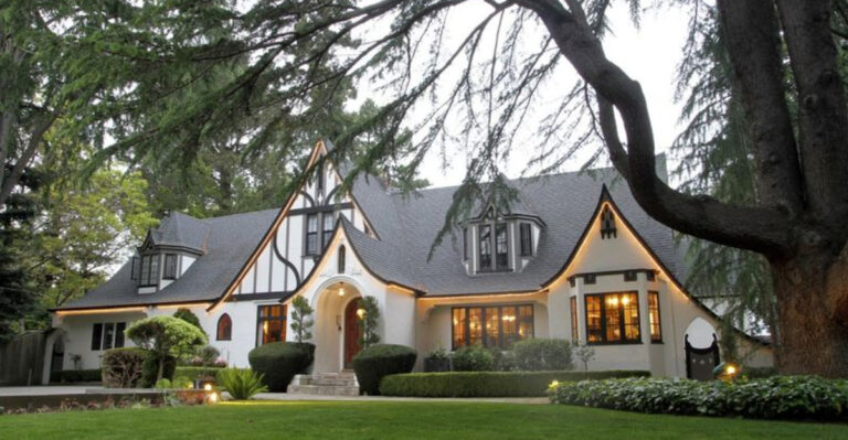 This gorgeous dreamy bed and breakfast in California feels straight out of a real-life Hallmark movie